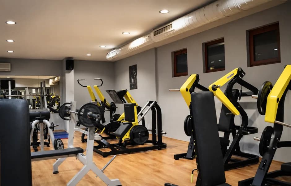 FLEX Health Club fitness ve serbest ağırlık alanı
