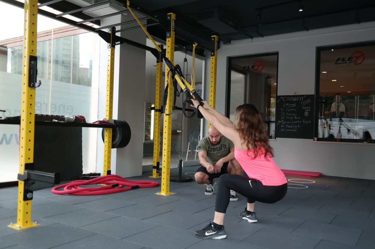 FLEX Health Club kişisel antrenör eşliğinde çalışma